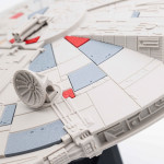 Réplique Faucon Millenium vue de côté - Star Wars vaisseau Han Solo modèle réduit collection légendaire