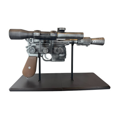 Réplique blaster DL-44 Han Solo vue de face - Star Wars cosplay peint main socle exposition collection arme