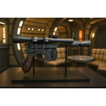 Réplique blaster DL-44 Han Solo Star Wars vue de face - Cosplay arme peinte main socle exposition