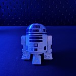 Figurine R2-D2 Smashed Star Wars droïde vue de face - Personnage robot astromech galaxie emblématique