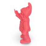 Figurine Le Nain Pertinent vue de profil gauche, nain de jardin décalé avec doigt d’honneur, décoration originale et amusante