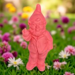 Nain de jardin humoristique Le Nain Pertinent installé dans un jardin, décor insolite et amusant pour extérieur et intérieur
